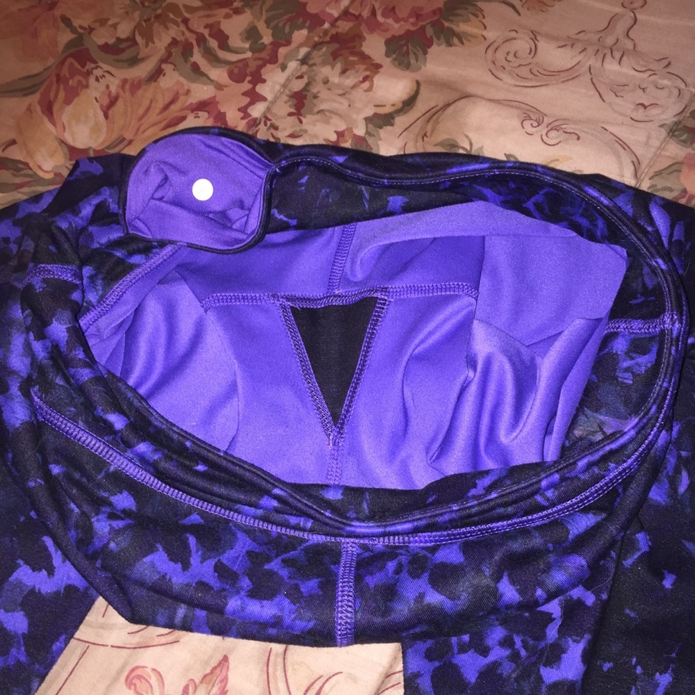 Lululemon dark purple printed crop size 6 - Picture 3 of 3